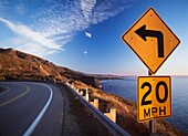 20Mph Straßenschild an der Ecke der Route 1 in Big Sur