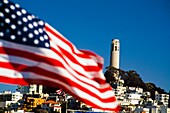 Amerikanische Flagge und Colt-Turm