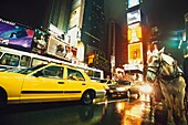 Verkehr auf dem Times Square bei Nacht