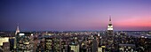 Midtown Manhattan bei Sonnenuntergang beleuchtet, Blick von oben