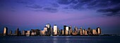 Skyline von Lower Manhattan in der Abenddämmerung