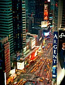 Erhöhte Ansicht des Time Square bei Nacht