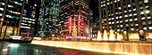 Springbrunnen auf der Sixth Avenue mit Radio City Music Hall und Rockefeller Center bei Nacht
