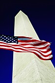 Washington Monument und amerikanische Flagge
