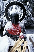 Buddha-Statue mit Schnee bedeckt
