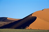 Sanddüne vor klarem Himmel im Namib-Naukluft-Nationalpark