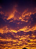 Malerische Wolkenlandschaft in der Morgendämmerung