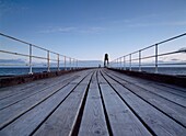 Whitby Pier in der Morgendämmerung