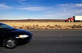 Auto und Lastwagen auf dem Highway durch die Mojave-Wüste