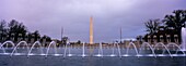 Washington Memorial und Second World War Memorial auf der National Mall in der Abenddämmerung