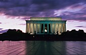 Das Lincoln-Denkmal am westlichen Ende der National Mall in der Abenddämmerung
