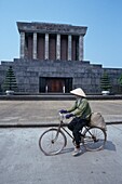 Mann fährt Fahrrad vor dem Ho Chi Minh Mausoleum, Seitenansicht