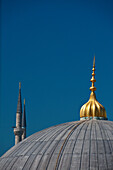 Türkei, Detail des Kuppeldachs der Hagia Sofia und der Minarette der Sultanahmet oder Blauen Moschee; Istanbul.