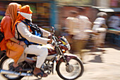 Motorradfahrende Menschen auf der Straße
