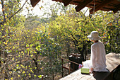 Frau genießt Aussicht von Baghvan Wilderness Lodge