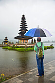 Tourist betrachtet den Tempel Pura Danu Beratan