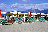Liegestühle und Pavillons am Strand