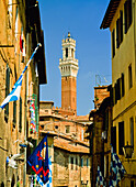 Fahnen vor den Häusern in der Straße nahe des Torre De Mangia