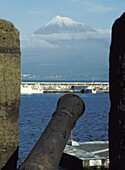 Blick auf den Vulkan auf der Insel Pico von der Insel Faial aus