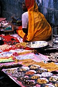 Frau verkauft Kunstschmuck und Schmuck auf dem Jahrmarkt, Rückansicht