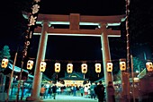 Menschen am Gogokujinja-Schrein während der Hatsumode-Feier bei Nacht