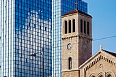 Bosnien, Sarajevo, Traditionelle Kirche und Glastürme, Kontrast