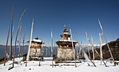 Kloster und Gebetsfahnen im Schnee über dem Paro-Tal, Bhutan