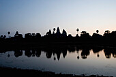 Silhouette des Ankor Wat-Tempels in der Abenddämmerung, Angkor, Siem Reap, Kambodscha
