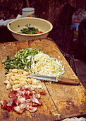 Fleisch und Gemüse auf dem Schneidebrett in Vorbereitung zum Kochen, Kashgar, Xinjiang, China.