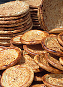 Frische Naan-Brote zu verkaufen, Kashgar, Xinjiang, China.