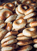 Frisch gebackenes Bagel-ähnliches Brot zum Verkauf, Kashgar, Xinjiang, China.