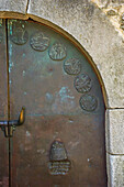 Detail der Tür in der Stadt Hum, Istrien, Kroatien
