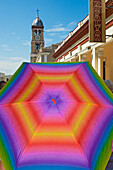 Mehrfarbiger Regenschirm vor der Kathedrale Santisimo Salvador, Bayamo, Provinz Granma, Kuba