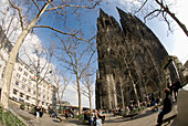 Menschen auf dem Platz in der Nähe des Kölner Doms (Kolner Dom), Fischaugenansicht, Köln,Deutschland