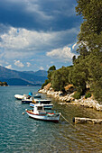 Boote an der Küste, Vathi, Ionische Inseln, Griechenland