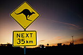 Kangaroo Road Schild mit Einschusslöchern, Zentralaustralien.