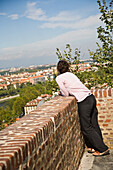 Frau blickt vom Berg Cappuccini auf die Stadt, Turin, Piemonte, Italien
