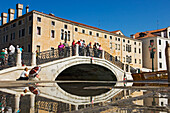 Touristengruppe auf der Brücke über den Kanal, Venedig, Italien
