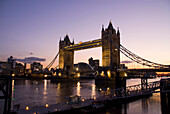 Tower Bridge in der Abenddämmerung, London, England, Großbritannien