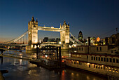 Tower Bridge bei Nacht beleuchtet, London,England,Großbritannien