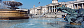 Springbrunnen auf dem Trafalgar Square, National Gallery, London, Mitte.