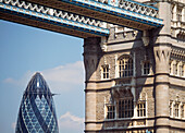 Blick durch die Tower Bridge auf das Swiss Re-Gebäude, London, Großbritannien.