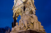 Albert Memorial in der Abenddämmerung, London,England,Vereinigtes Königreich