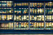 Bürogebäude außen beleuchtet in der Abenddämmerung, Vollbild, London, England, Großbritannien