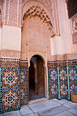 Verschnörkelte Stuckarbeiten und Fliesen in der Medersa Ben Youseff, Marrakesch, Marokko