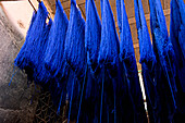Blau gefärbte Tücher zum Trocknen aufgehängt in den Souks von Marrakesch, Marokko