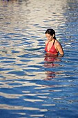 Junge Frau trägt Bikini im Meer an der Maya-Riviera, Yucatan-Halbinsel, Staat Quintana Roo, Mexiko