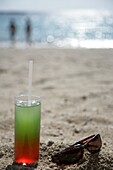 Cocktail-Drink und Sonnenbrille am Strand der Riviera Maya, Halbinsel Yucatan, Staat Quintana Roo, Mexiko