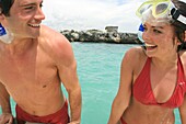 Junges Paar mit Schnorchelausrüstung im Meer an der Maya-Riviera, Yucatan-Halbinsel, Staat Quintana Roo, Mexiko