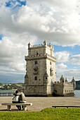 Küssende Menschen vor dem Turm von Belem, Belem, Portugal